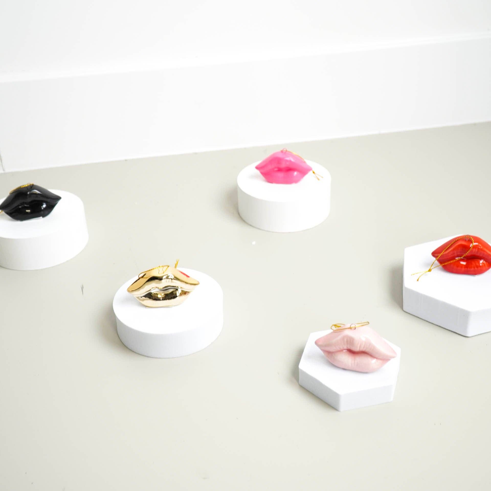 Kersthanger - Lip - Keramiek - Neonroze - 6,5x2x4cm