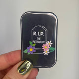 RIP het patriarchaat – feministisch grafsteenmagneet