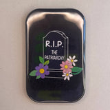 RIP het patriarchaat – feministisch grafsteenmagneet